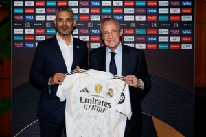 惯例节目！皇马主席弗洛伦蒂诺在赛前与利雅得新月高层互换礼物