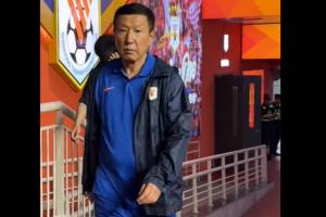 看上去身体无大碍👀未出席赛后发布会，崔康熙现身直接走上大巴