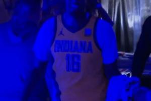 核蔼可亲😉詹约被驱逐后在球员通道面带笑容与工作人员打招呼