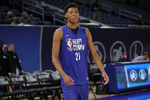 有市场🤫美记：奇才、鹈鹕、篮网都有兴趣向上交易 来摘下贝利