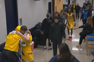 印第安纳的浪漫🏀哈利伯顿拄拐站在球员通道迎接拥抱每位队友！