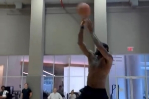 詹姆斯晒训练：自从膝盖受伤以来 今天首次重返球场训练感觉真好