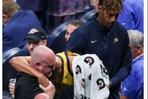 詹姆斯-约翰逊晒自己搀扶哈利离场照：永远在你身边 兄弟💛💙