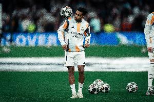 六台：近年来切尔西和曼城一直想签罗德里戈，球员想留在皇马