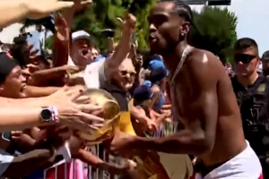 👐亚历山大让球迷摸总冠军奖杯 赤膊与球迷近距离庆祝