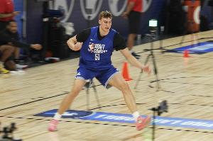 詹姆斯：我个人认为弗拉格渴望变得伟大 他在场上能做很多事情