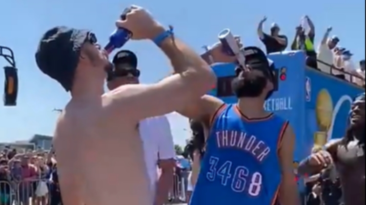 这吹瓶水平不如吧友👀卡鲁索冠军游行与球迷吹了一瓶啤酒🍻