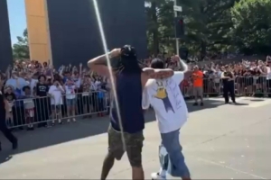 调动气氛😃杰伦威和杰林威同框庆祝 走向护栏边与球迷们击掌