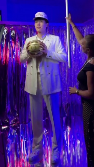 期待NBA首秀📸NBA官方&开拓者官方晒杨瀚森定妆照拍摄现场