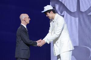 王健：杨瀚森虽然动态是短板 但跟克林根比较至少不输