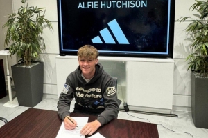 罗马诺：纽卡完成引进16岁右边锋哈奇森的交易，协议已生效