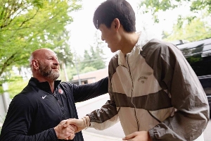 杨瀚森在开拓者的第1天：GM眼神拉丝 拥抱阿夫迪亚 笑容温暖纯真