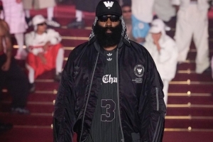 有点东西！哈登为品牌走秀 全黑造型自带气场