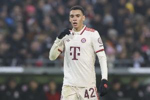 记者：穆西亚拉已为首发出战弗拉门戈做好准备，孔帕尼将赛前决定