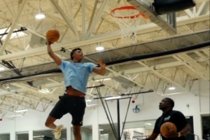 开练💪5号秀贝利今天刚到爵士报到 随后就在球馆开始训练