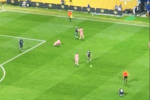 respect🙌终场哨响，维蒂尼亚主动提前小跑找到梅西，拥抱致意