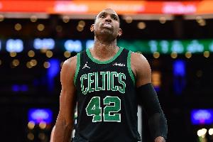 队记：霍福德在仔细评估个人选择 预计不会很快做出决定