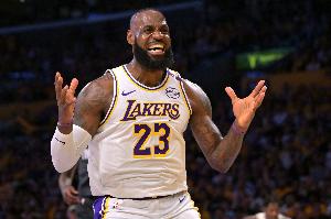 湖人自媒体：所以 湖人会再次让勒布朗打中锋来惩罚他吗？