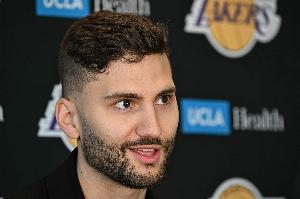 湖记晒图：克莱伯在干嘛？他人呢？他没事吧？为啥没人提他？