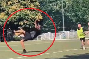 🤯这谁顶得住？2m21的文班尝试倒挂金钩射门失败 摔了个屁股墩