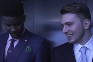 那时还是瘦琦琦😍艾顿和东契奇2018年在后台一同准备选秀大会