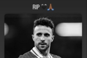 国米球员邓弗里斯晒图悼念若塔：RIP🖤🙏🏿