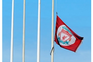 心碎💔卫报安菲尔德现场摄影：利物浦为若塔降半旗哀悼