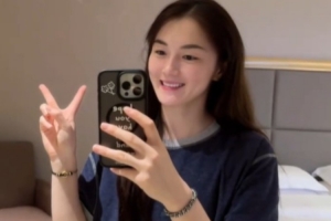 张曼曼晒照：幸福有时不说话 却在平淡中生根发芽🌱