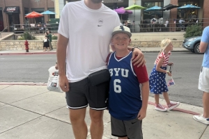 真心换真心！努尔基奇热情与球迷合影 收获小球迷一枚