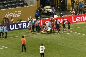 😭记者：穆西亚拉脚踝变形重伤，孔帕尼在场边感到震惊和沮丧