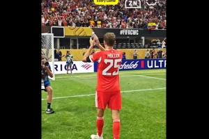 讲不出再见！35岁穆勒赛后向拜仁球迷告别致意，已完成谢幕之战