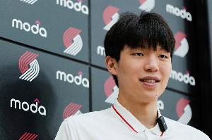 开拓者夏联主帅：杨瀚森应对全新环境做得很棒 他的表现足够亮眼