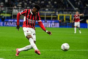 记者：贝蒂斯高层抵达米兰城，可能与米兰探讨埃默森的转会