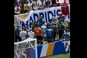 天气炎热！世俱杯半决赛场边志愿者晕倒，姆巴佩上前关心情况