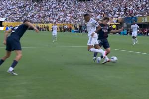 真敢下脚！内维斯精准断下姆巴佩脚下球，后者痛苦倒地