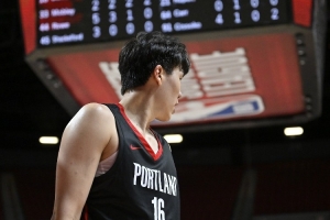 拓蜜狂吹杨瀚森：已是队史前5😍有他哪还用老詹？他+利拉德？