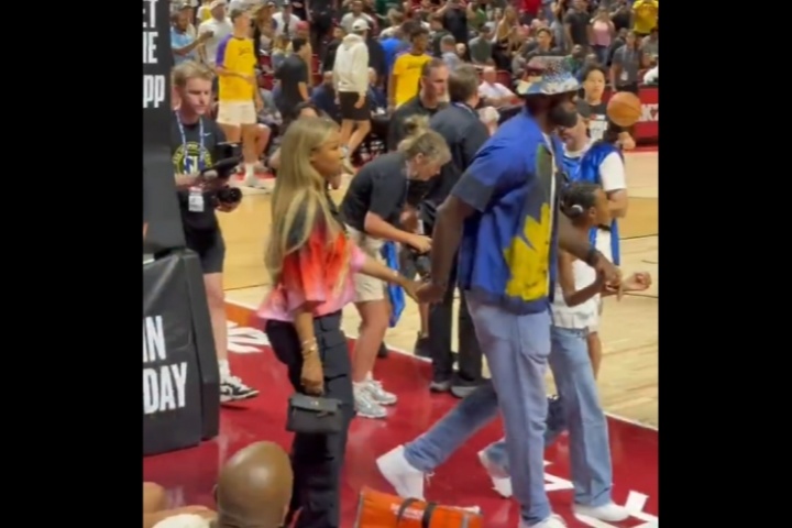 😘又来了又来了！詹姆斯带着詹嫂和小女儿继续来观战湖人夏联