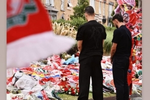 B费谈为若塔献花：缅怀特别的朋友，感谢利物浦让我们致敬若塔