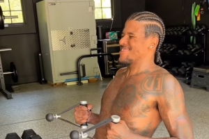 我要变强😤杰伦-格林晒在健身房练力量的视频 表情非常坚定