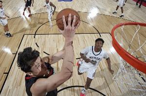 拓媒：杨瀚森打出夏联至今最佳三分表现 低位不顺但仍很全面