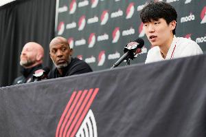 比卢普斯：杨瀚森的传球和手感不可思议 这些东西我们没办法教