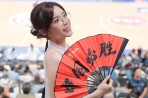 余霜：人生第一次看女篮现场 心脏还跟着节奏砰砰跳 手心都捏着汗