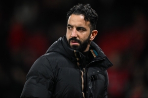 镜报：阿莫林对曼联转会负责人不满，他还想要创造型中场和得分手