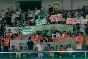 本轮中超浙江设立公益看台，邀请近800名高温工作者观赛