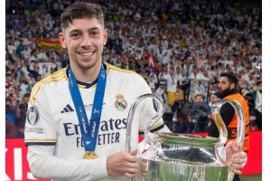 皇马官方祝巴尔韦德27岁生日快乐，加盟至今出战323场斩获14冠