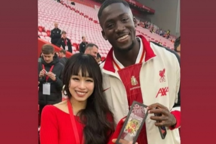 信守诺言👍科纳特如约将中国球迷赠送的徽章别在了背包上