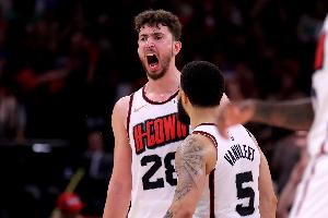 申京和范乔丹在伊斯坦布尔训练 休赛期火箭指派3名教练和申京训练