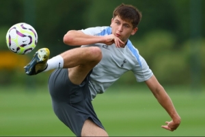 跟队：17岁边锋摩尔希望外租锻炼，热刺主帅弗兰克将做出最终决定