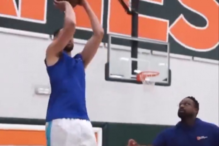 一个在热恋 一个陷出轨丑闻🤫克莱和独行侠新援拉塞尔一同训练