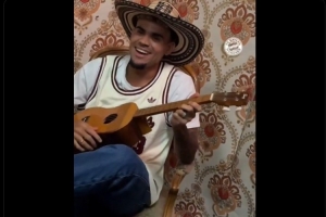 拜仁官推晒迪亚斯加盟首日视频集锦：体检、定妆照、弹吉他、签约